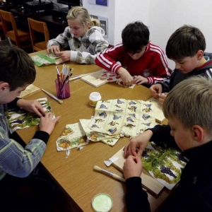 Warsztaty decoupage w bibliotece w Wierzchucinie /24 stycznia 2014 