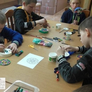 14 marca chłopcom z SP w Krokowej udało się wykonać kolorowe bębenki