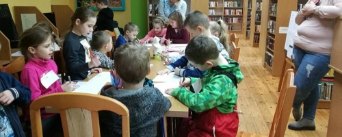 Dzieci czytają legendy kaszubskie w bibliotece / 8.02.2018