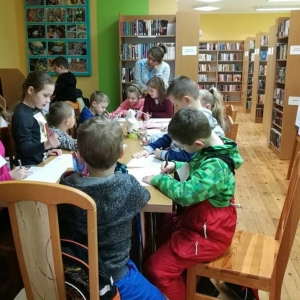 Dzieci czytają legendy kaszubskie w bibliotece/ 8.02.2018