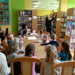  Dzieci z Chatki Małolatka w Gminnej Bibliotece Publicznej w Krokowej / 12.03.2015 