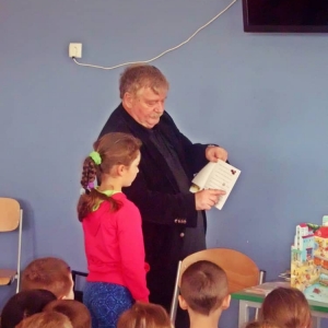 Spotkanie autorskie z Wiesławem Drabikiem w Szkole Podstawowej im. K. Makuszyńskiego w Wierzchucinie. 6 maja 2015