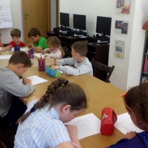 Lekcja biblioteczna z dziećmi uczęszczającymi na zajęcia świetlicowe w Szkole Podstawowej w Wierzchucinie, 20.05.2016