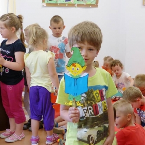 Lekcja biblioteczna z „Pszczółkami” oraz klasą „0” b ze Szkoły Podstawowej im. Kornela Makuszyńskiego w Wierzchucinie, 2 czerwca 2016
