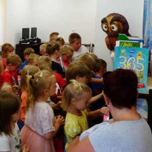 Lekcja biblioteczna z „Pszczółkami” oraz klasą „0” b ze Szkoły Podstawowej im. Kornela Makuszyńskiego w Wierzchucinie, 2 czerwca 2016